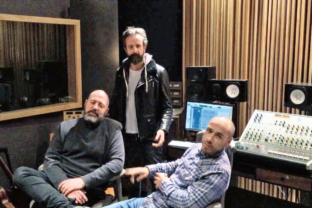 Esperan que su disco los lleve de gira; todos siguen con su trabajo. Tito, el festejo de Molotov. Camilo, el encore de alguna película. Melchor produce otro disco 