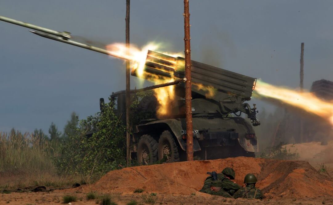 Soldados observan un sistema de lanzamiento múltiple de misiles Grad desde su trinchera hoy, viernes 26 de agosto de 2011, durante un ejercicio de artillería en Luga, en el distrito de Leningrado (Rusia). Foto: EFE