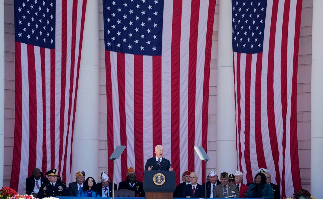 El presidente Joe Biden habla en el acto del Día Nacional de los Veteranos en el cementerio nacional de Arlington, Virginia, sábado 11 de noviembre de 2023. Foto: AP
