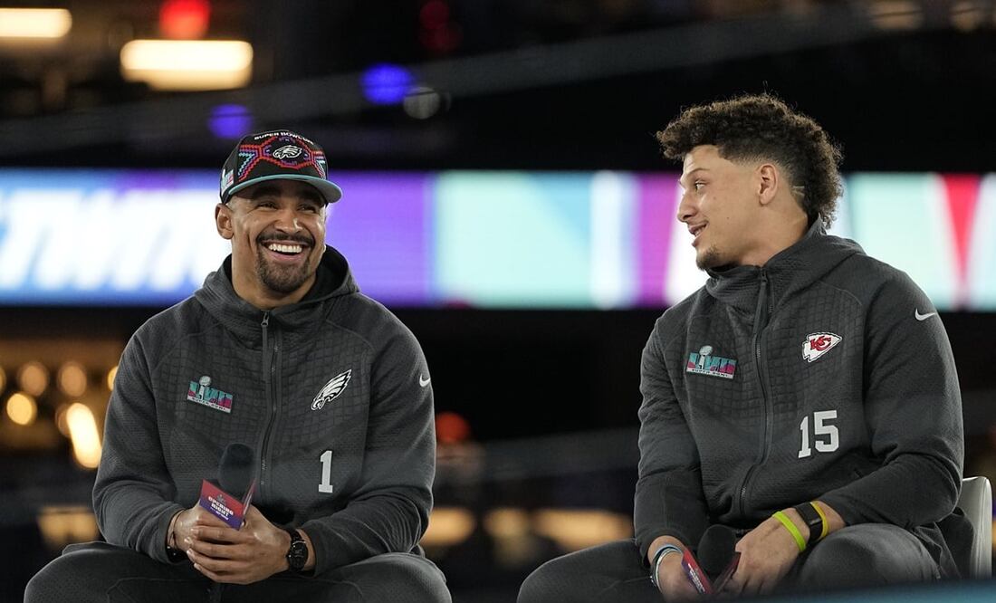 Jalen Hurts y Patrick Mahomes juntos antes de enfrentarse por el título / Foto: AP