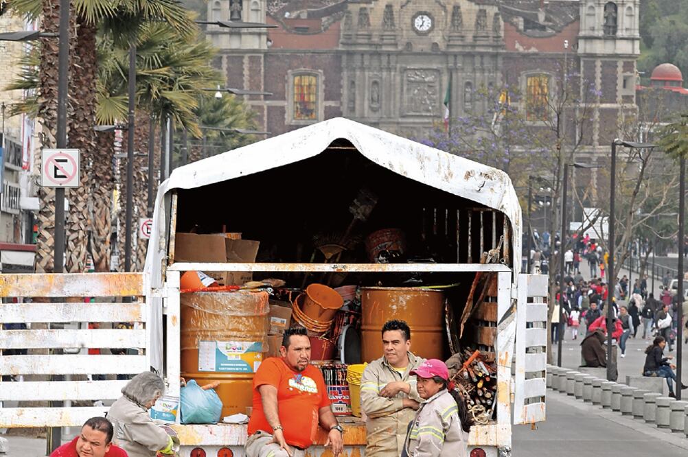 Trabajadores descansan tras las labores de mejoras en la vialidad, poda, pinta de banquetas y saneamiento de alcantarillas por donde pasará el Papa (VALENTE ROSAS. EL UNIVERSAL)