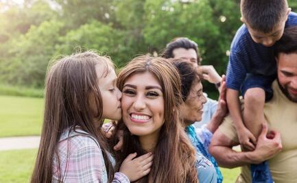 "Estoy rodeada de niños encantadores sin tener que dar a luz ni sufrir insomnio": las tías sin hijos que redefinen roles familiares