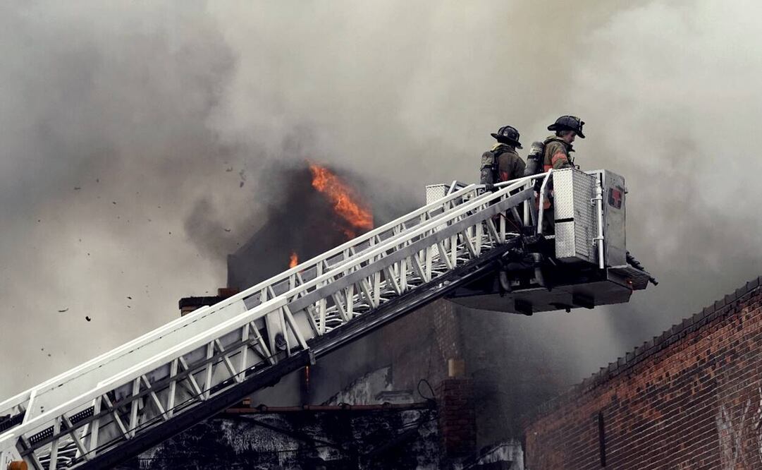 Bomberos de Buffalo mientras luchaban contra un incendio en 745 Main Street. Foto: AP