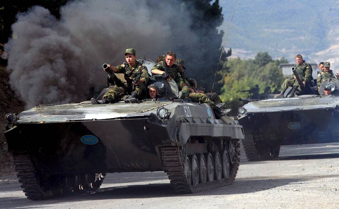 Tropas rusas circulan por la carretera que une Gori y Tiflis (Georgia). Foto: Pavel Wolberg/EFE