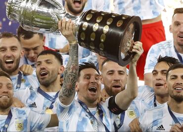 Messi dedica título de la Copa América a Maradona, "seguro nos apoyó desde donde esté"