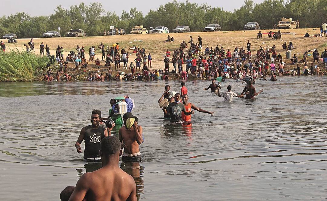 El flujo de migrantes que cruzan a Esta-dos Unidos continúa por otro tramo del río Bravo. Fotos: Francisco Rodríguez. EL UNIVERSAL