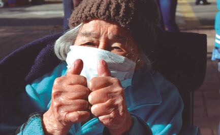 Abuelitas de 100 años reciben vacuna con júbilo