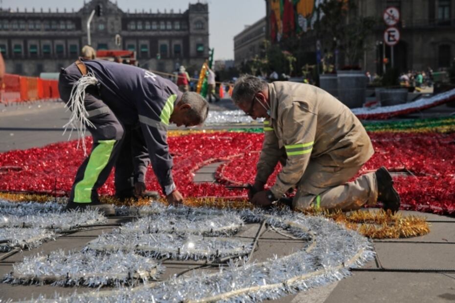 Inician trabajos de alumbrado navideño en el Zócalo de la CDMX