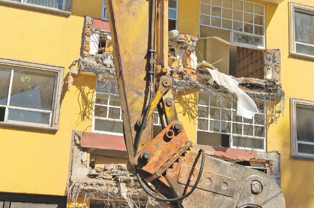 Demolición en la colonia Del Valle, de la Ciudad de México. La gente comienza a regresar a las zonas afectadas del 19-S, afirman profesionales inmobiliarios ()