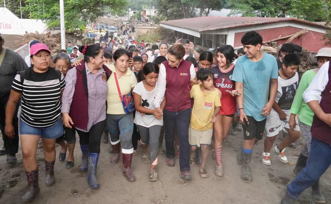 La presidenta Claudia Sheinbaum Pardo reportó ayer la apertura parcial del camino en Huehuetla. Foto: Tomado de la cuenta de X de @Claudiashein.