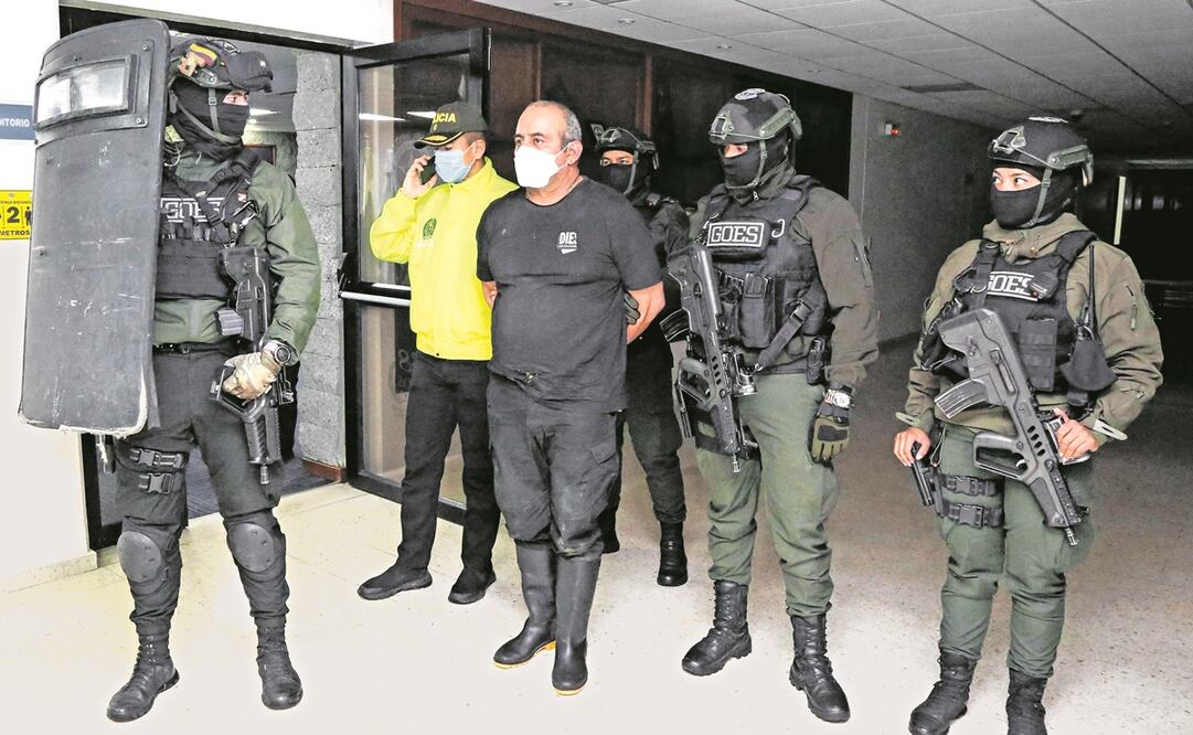 Dairo Antonio Úsuga Otoniel (centro), después de su captura en Bogotá en 2021. Las autoridades colombianas lo entregaron a la DEA para su extradición en mayo.