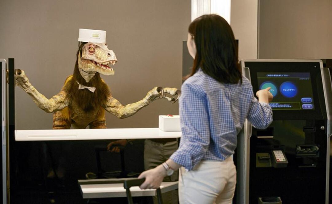El robot recepcionista que habla inglés tiene la apariencia de un dinosaurio. (Foto: EFE)