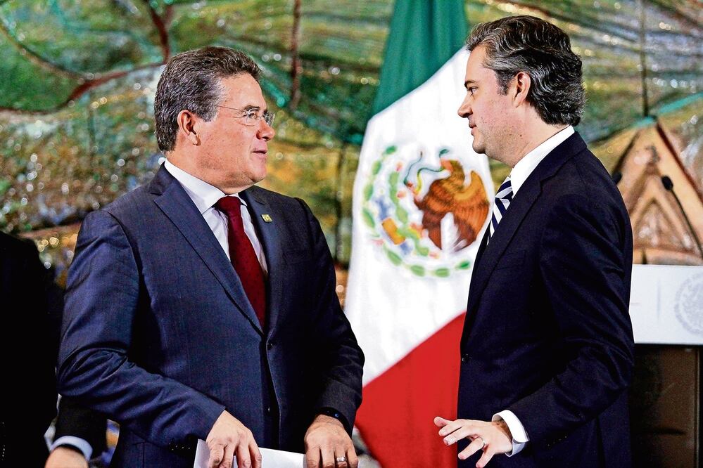 uan Díaz de la Torre, presidente del Sindicato Nacional de Trabajadores de la Educación, y Aurelio Nuño Mayer, secretario de Educación Pública, durante la firma de acuerdos sobre la reforma educativa (ADOLFO VLADIMIR. CUARTOSCURO)