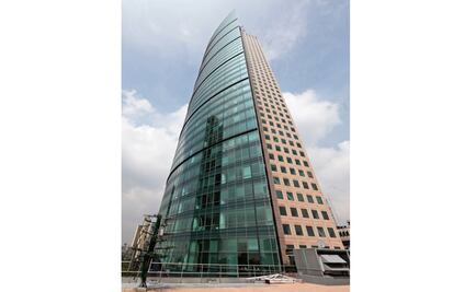 Hombre se dispara en restaurante de la Torre Mayor