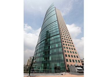 Hombre se dispara en restaurante de la Torre Mayor