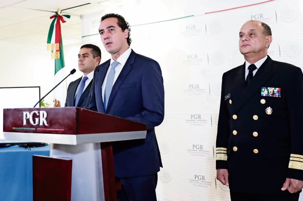 Alberto Elías Beltrán, subprocurador Jurídico y de Asuntos Internacionales —en suplencia del p ro cu rado r— , informó sobre el esclarecimiento del secuestro y asesinato de dos agentes de la AIC. (PGR)