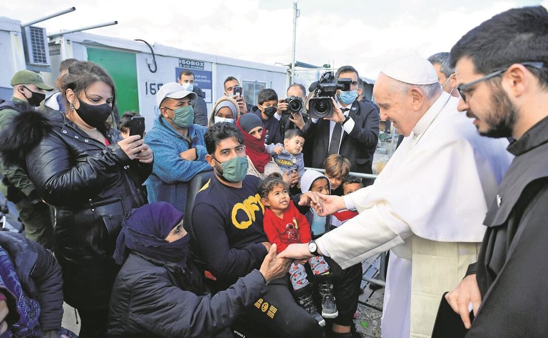 El papa Francisco saluda a refugiados en el campamento que visitó ayer en la isla griega de Lesbos. Foto: AFP