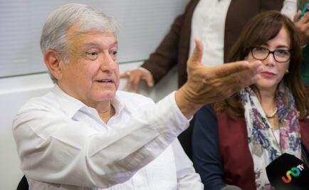 AMLO bromea con su estado de salud: me paro en un pie y todavía macaneo, dice
