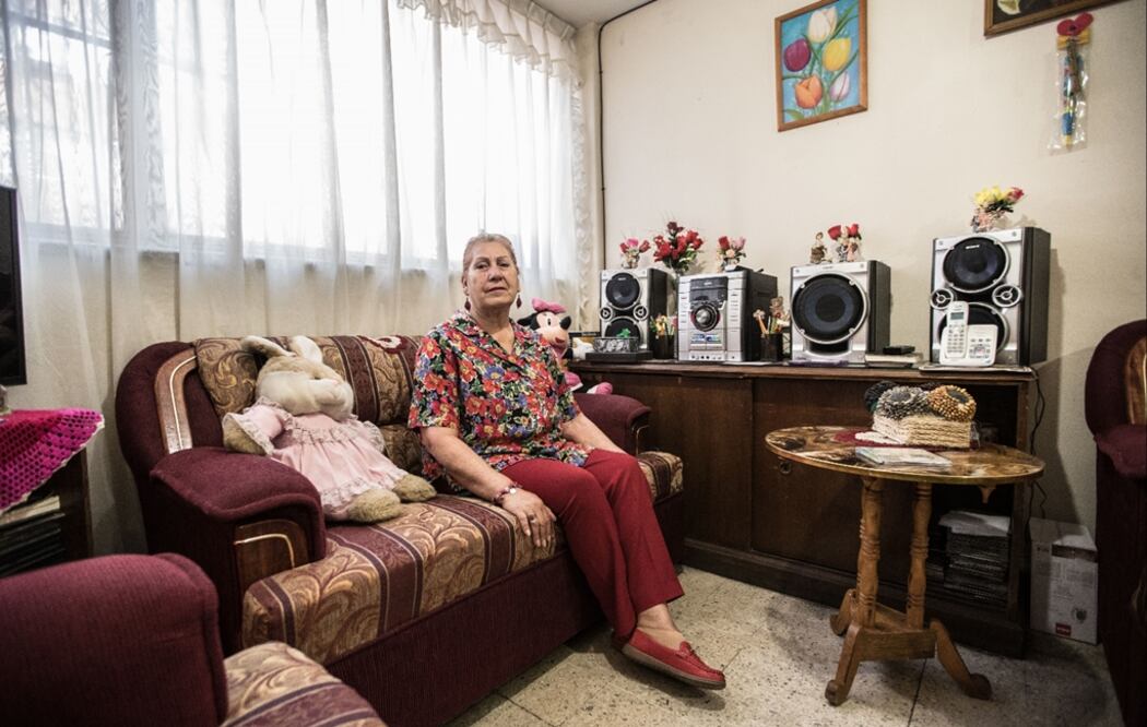 Áurea Delgado Flores tiene 72 años y disfruta vivir sola. A veces tiene un sentimiento de nostalgia o tristeza al recordar cuando toda la familia vivía en casa, pero se le pasa pronto, dice. Foto: Germán Espinosa/EL UNIVERSAL