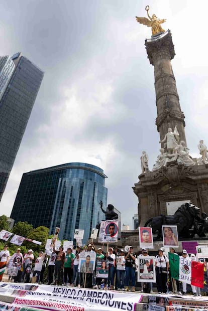 Manifestación de madres buscadoras en el Ángel de la Independencia. Foto: Hugo Salvador / EL UNIVERSAL