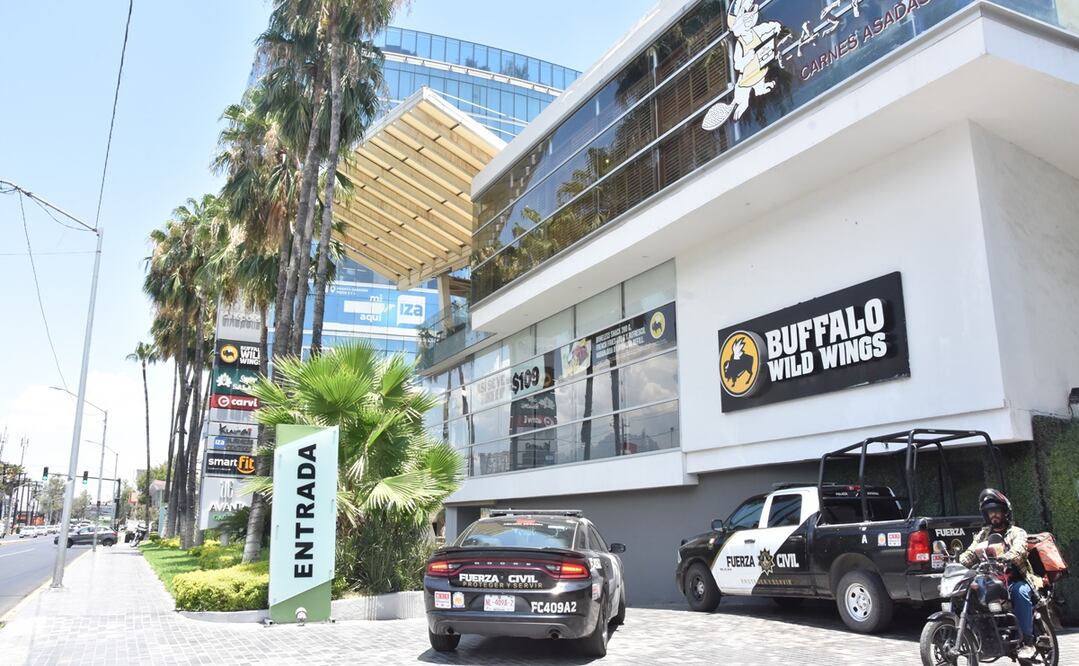 Uno de los cateos se realiza en la Plaza Comercial Avanta Gardens, ubicada sobre la Avenida Vasconcelos, en el municipio de San Pedro Garza García. Foto: Emilio Vázquez / EL UNIVERSAL