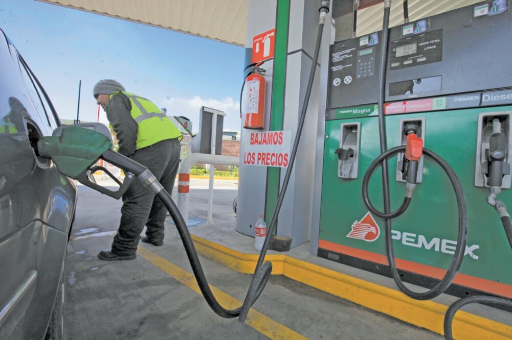 Ganancia. Con producción nacional, Pemex apenas cubrió 2.03% del mercado local de gasolinas en julio. Foto/ARCHIVO EL UNIVERSAL