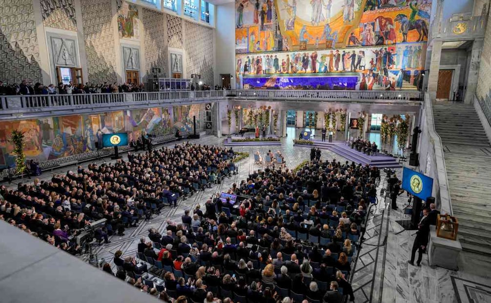 La hija de la ganadora del Premio Nobel de la Paz, Ana Corina Sosa, acepta el galardón en nombre de su madre durante la ceremonia del Premio Nobel de la Paz en el Ayuntamiento de Oslo, Noruega, el 10 de diciembre de 2025. Foto: EFE