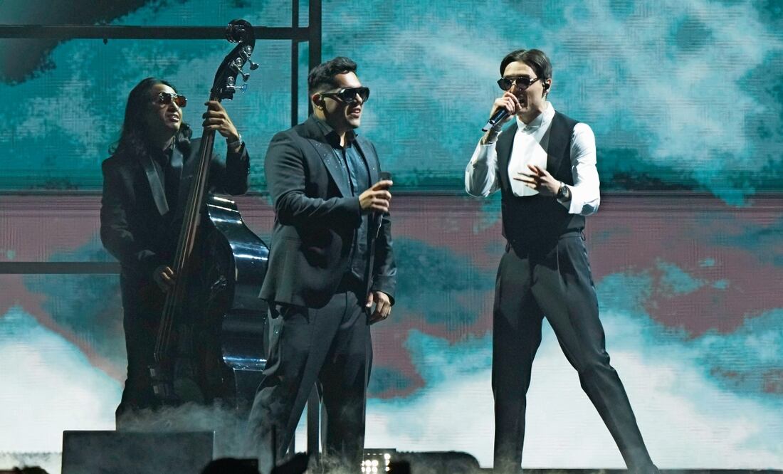 Estevan Plazola, a la izquierda, y Peso Pluma. Foto: AFP