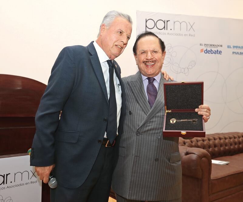 El alcalde de Torreón, Jorge Zermeño, entregó las Llaves de la Ciudad al Licenciado Juan Francisco Ealy Ortiz. Foto/BERENICE FREGOSO. EL UNIVERSAL