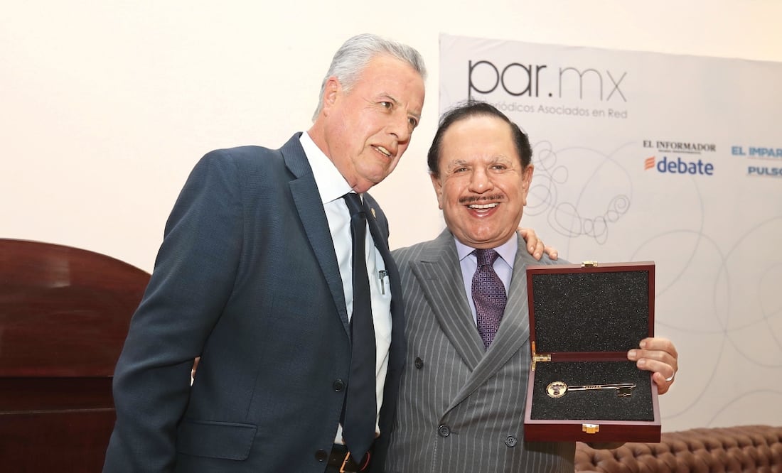 El alcalde de Torreón, Jorge Zermeño, entregó las Llaves de la Ciudad al Licenciado Juan Francisco Ealy Ortiz. Foto/BERENICE FREGOSO. EL UNIVERSAL