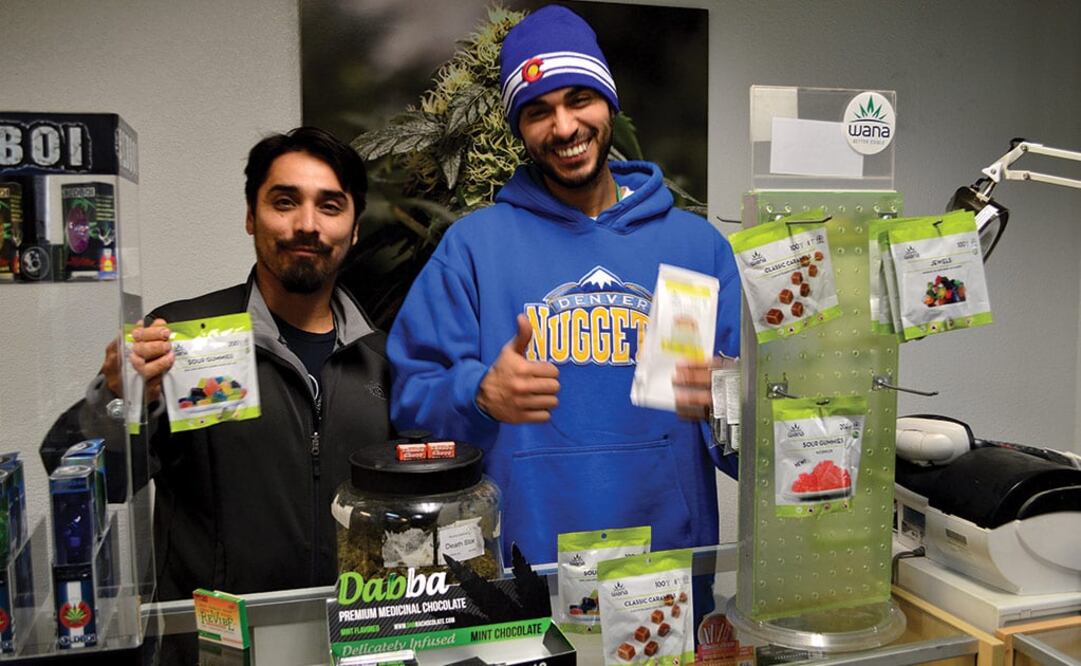 Gabriel Sandoval y Radiel Mejía atienden La Bodega, el dispensario de marihuana medicinal
