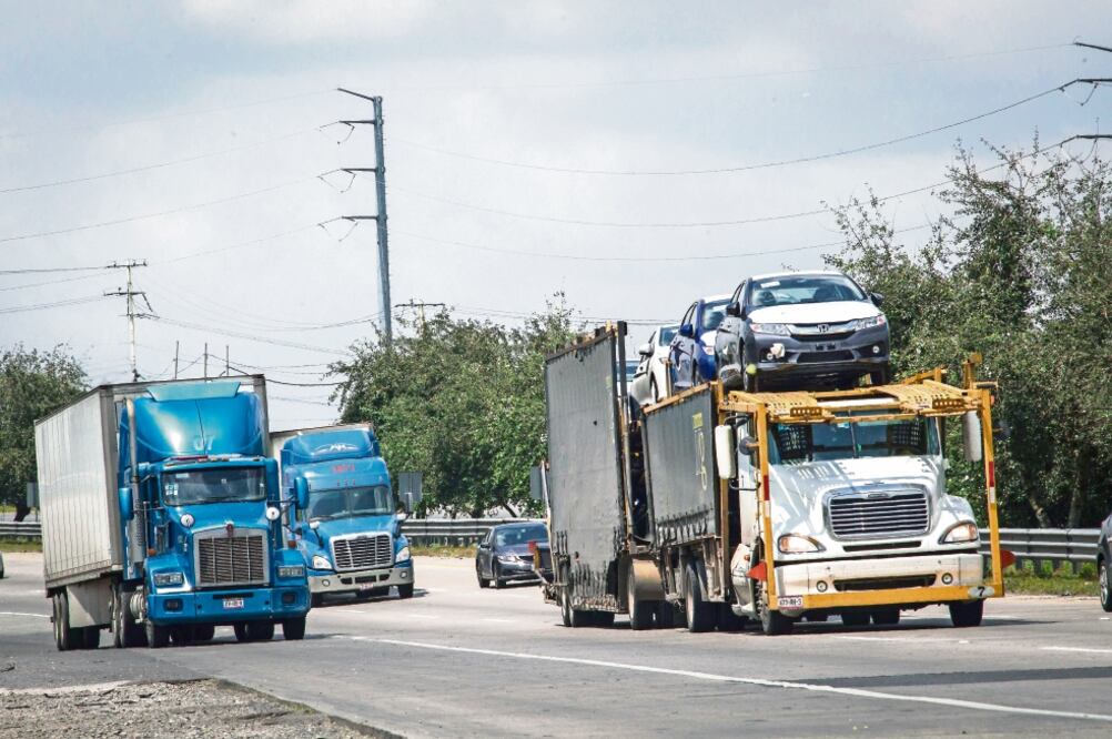 La circulación de millares de vehículos de transporte de carga al día es una de las problemáticas que hacen de la carretera 57 una de las más peligrosas y transitadas del país, además de ser una constante en los accidentes (DEMIÁN CHÁVEZ y CÉSAR GÓMEZ)