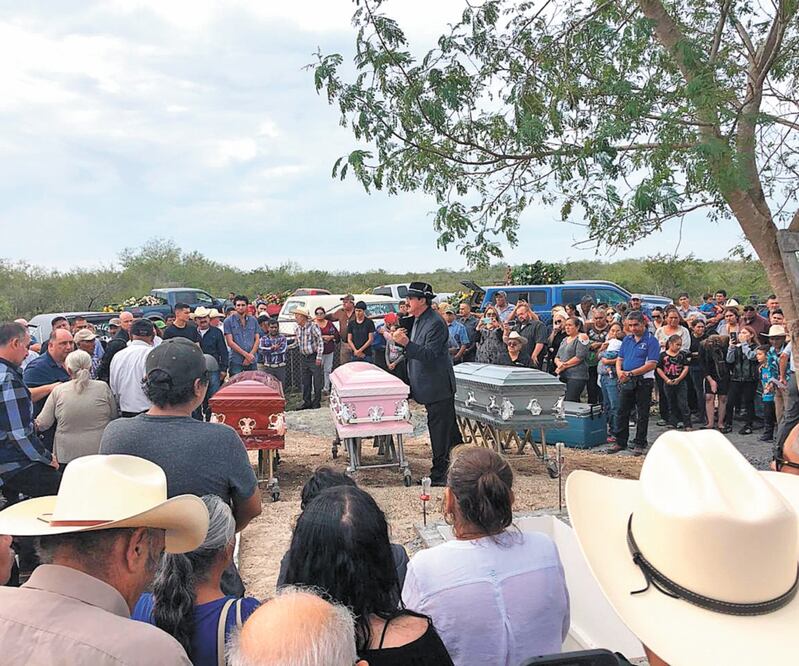 Ayer fueron sepultados los tres integrantes de la familia Olivares que fueron asesinados el pasado 23 de noviembre. Foto: SANDRA TOVAR. EL UNIVERSAL