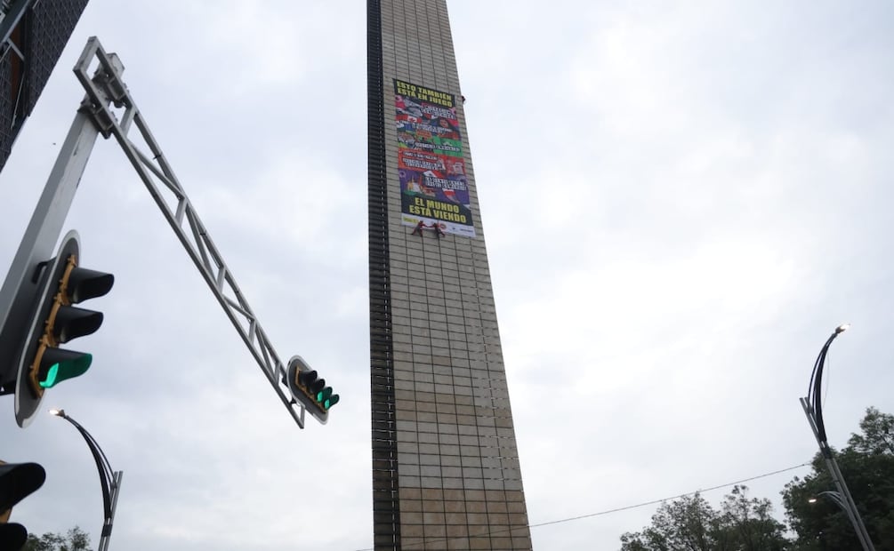 En el marco de la justa mundialista, activistas pertenecientes a distintas organizaciones como Greenpeace y Amnistía Internacional realizan un acto de protesta en la Estela de luz, en la que colocarán una manta denunciando las diversas problemáticas sociales y medioambientales en el país. Fotos:  Gabriel Pano/El UNIVERSAL