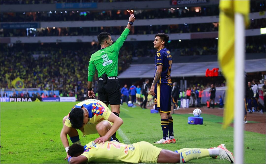 Adonai Escobedo expulsando a Raymundo Fulgencio / Foto: Imago7