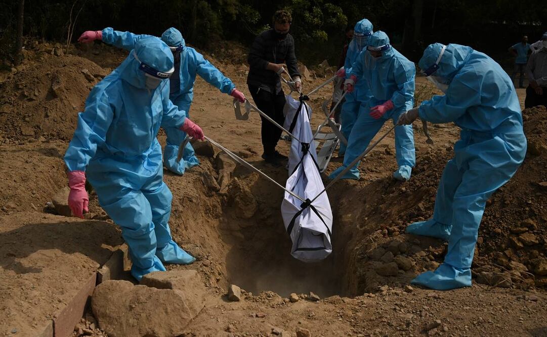 Con 386 mil 452 casos nuevos, India ahora ha reportado más de 18.7 millones desde que comenzó la pandemia, solo superada por Estados Unidos. Foto: AFP