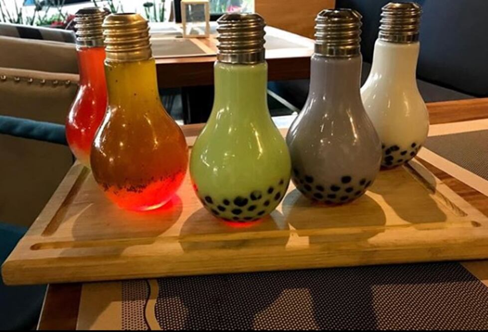 El té servido en un foco hará que ames aún más esta bebida / Foto: Facebook Bubba Tea