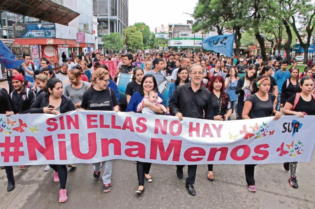 Miles de argentinas vestidas de negro participaron ayer en el primer Paro Nacional de Mujeres para protestar contra la violencia de género (GERMÁN POMAR. XINHUA)