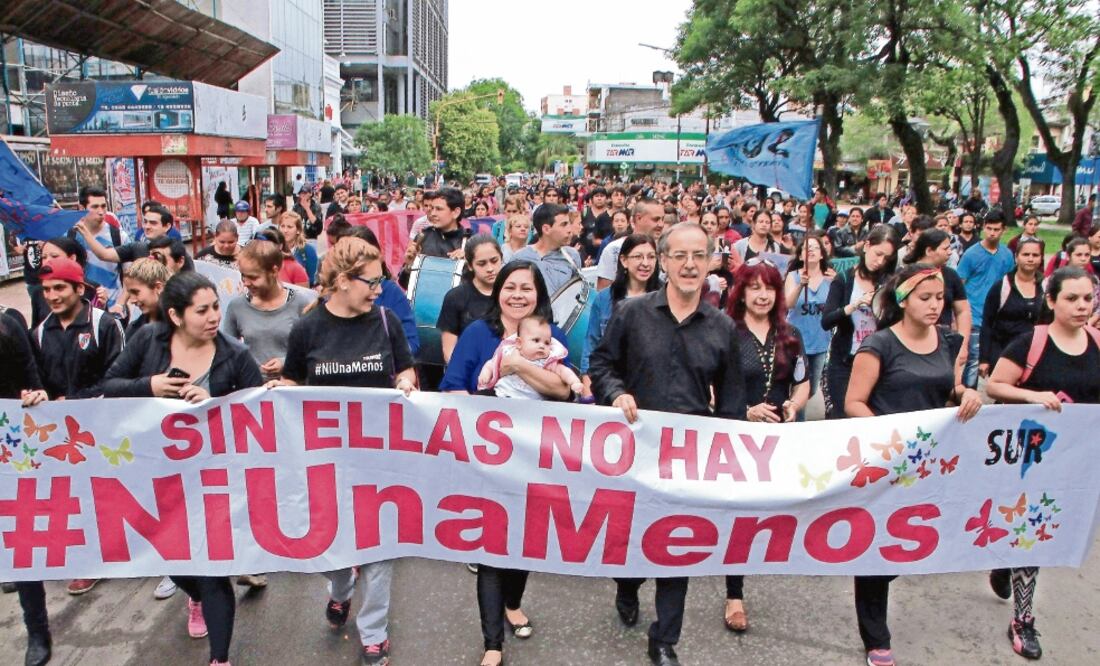 Miles de argentinas vestidas de negro participaron ayer en el primer Paro Nacional de Mujeres para protestar contra la violencia de género (GERMÁN POMAR. XINHUA)