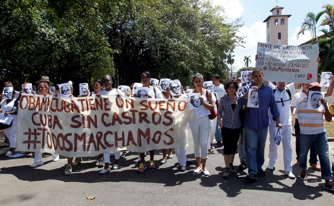 Integrantes del grupo opositor al gobierno cubano conocido como "Damas de Blanco" marchan a pocos días de la visita del presidente Barack Obama a La Habana (Foto: EFE)