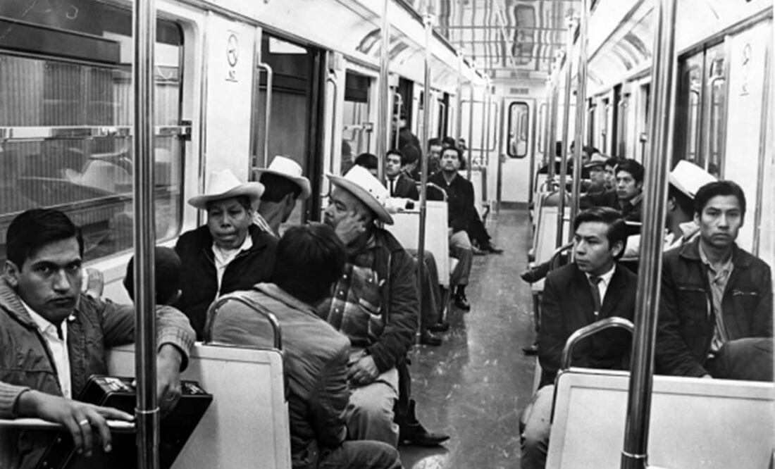Pasajeros de un viaje del 5 de septiembre de 1969 en la Línea 1 del Metro, el día que la población de la Ciudad de México “estrenó” los primeros trenes del STC, de Zaragoza a Chapultepec. Archivo EL UNIVERSAL.