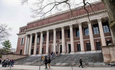 Harvard demanda a Trump por veto a estudiantes extranjeros; la universidad rechaza las exigencias del gobierno