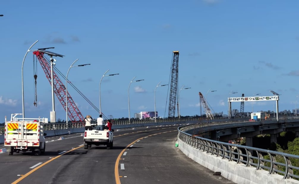 Preparan inauguración del Puente Nichupté en Cancún; Claudia Sheinbaum liderara ceremonia inaugural.
Foto: Adriana Varillas.