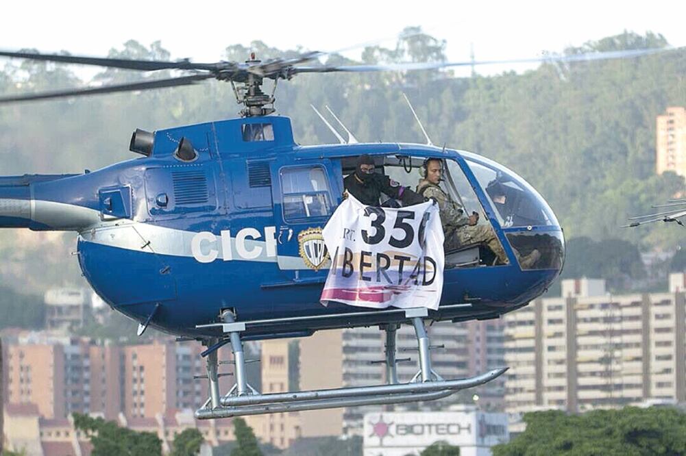En redes sociales circularon fotos de Óscar Pérez pilotando un helicóptero de la CICPC mientras un encapuchado sostenía una manta que decía: “350 libertad”. (TOMADA DE TWITTER)