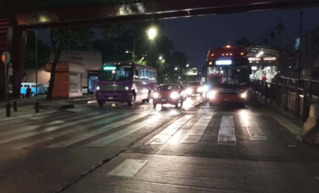 Av. Insurgentes presenta carga al cruce con semáforos de Paseo de la Reforma hacia Eje 2 Norte. Foto: @OVIALCDMX