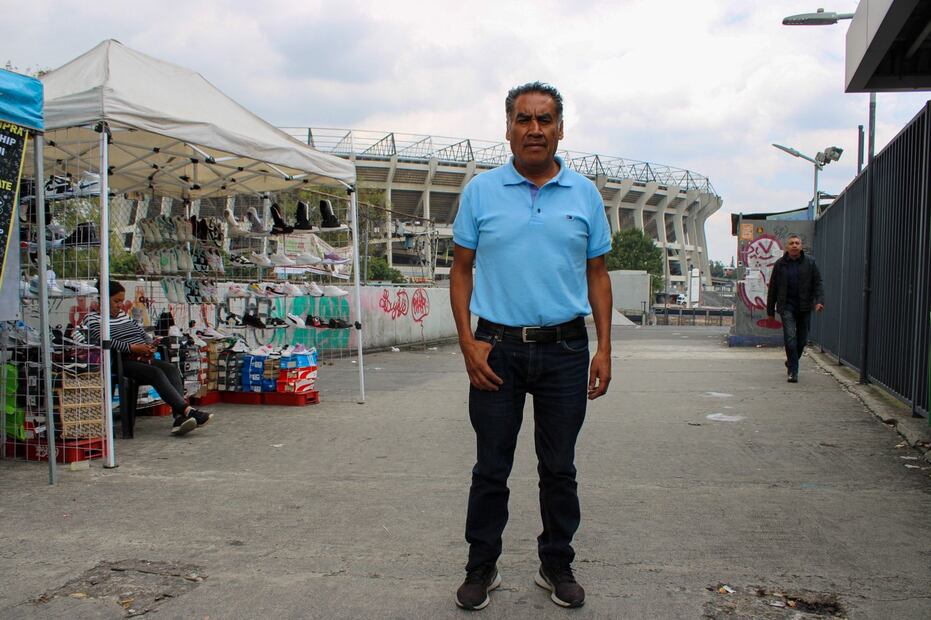 Pedro Flores, comerciante que trabaja desde hace 38 años en el puente peatonal que conecta al recinto con el tren ligero y el Centro de Transferencia Modal (CETRAM) de Huipulco - Foto: Maritza Villagómez