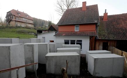 Colocan monumento del Holocausto frente a casa de ultraderechista