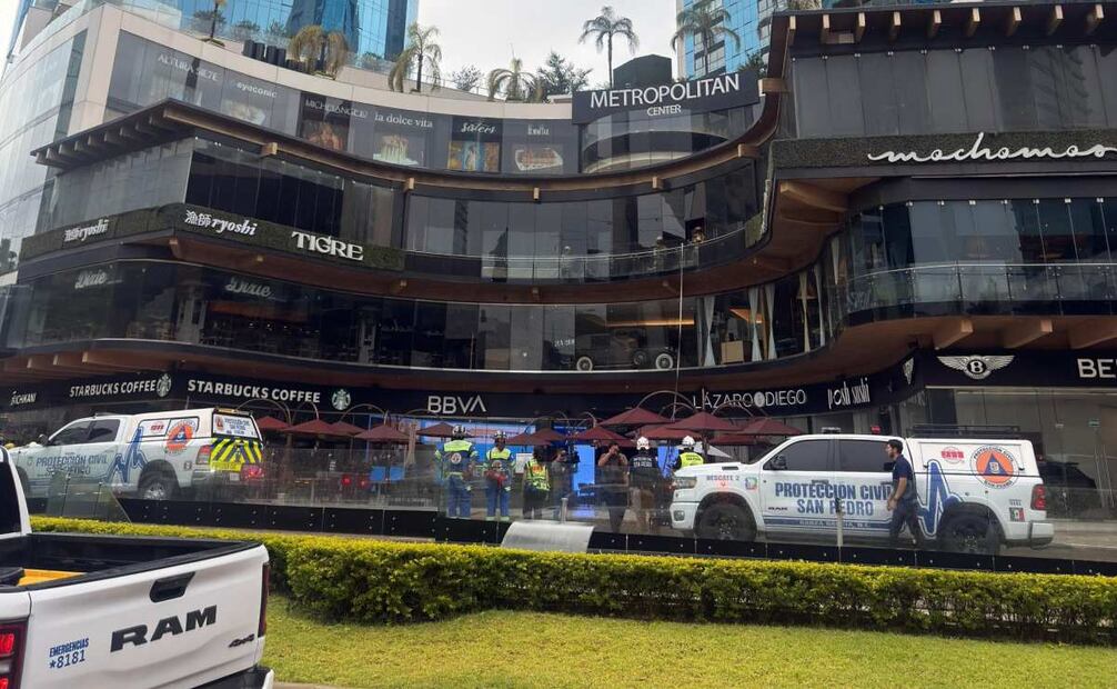 Incendio en restaurante moviliza a cuerpos de auxilio en San Pedro, Nuevo León; evacúan a 350 personas.
Foto: Especial.