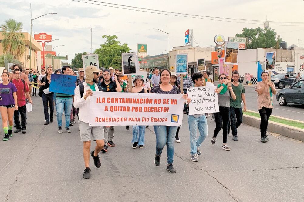 Decenas de personas marcharon por las calles de Hermosillo para exigir a los gobiernos federal y estatal verdad y remedio para las aguas del río Sonora. Foto: AMALIA ESCOBAR. EL UNIVERSAL
