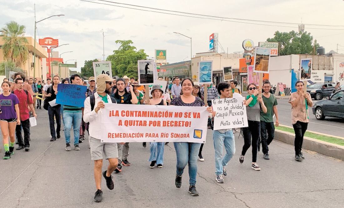 Decenas de personas marcharon por las calles de Hermosillo para exigir a los gobiernos federal y estatal verdad y remedio para las aguas del río Sonora. Foto: AMALIA ESCOBAR. EL UNIVERSAL